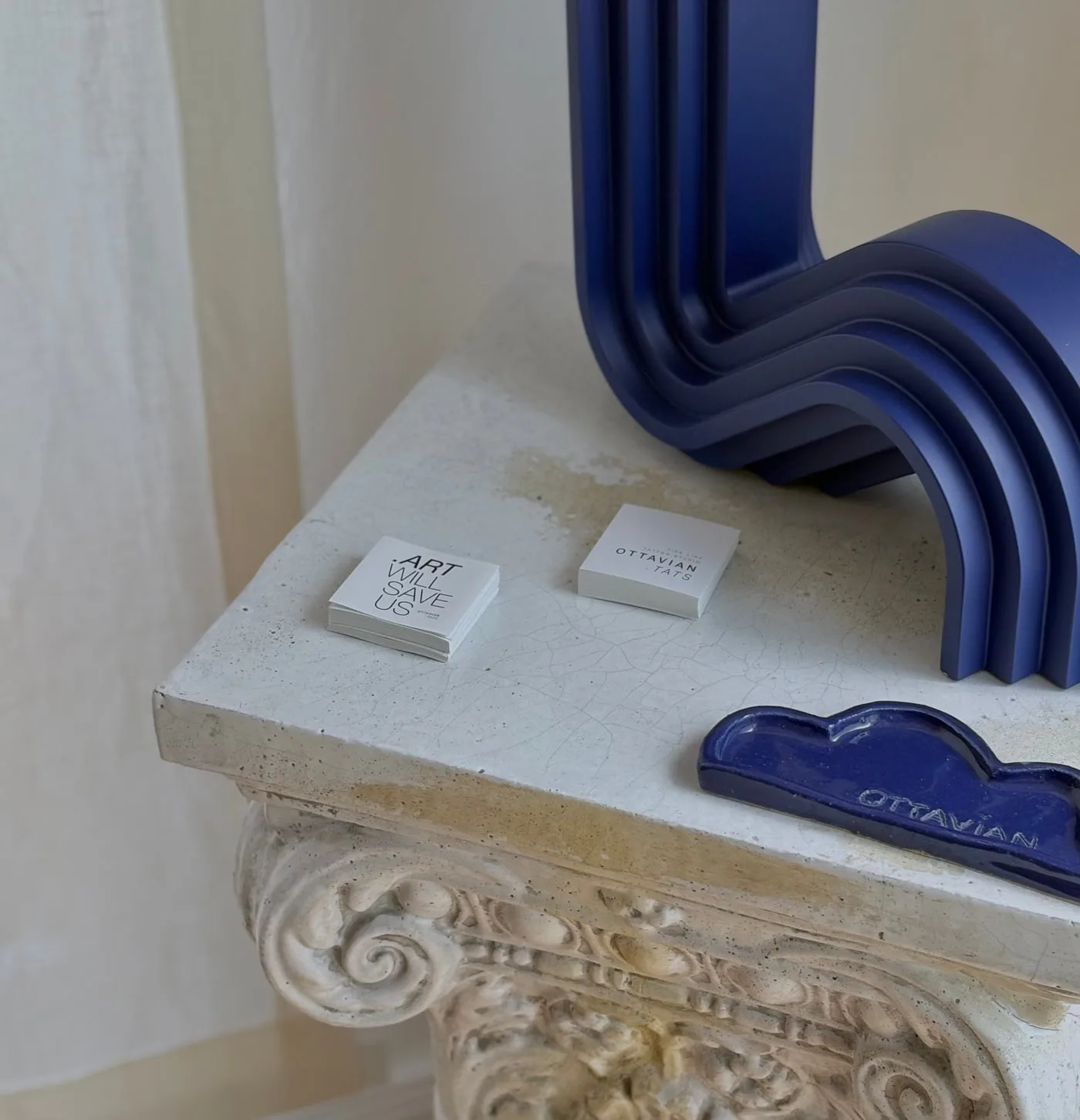 La lampada blu sul capitello, con i biglietti dello studio