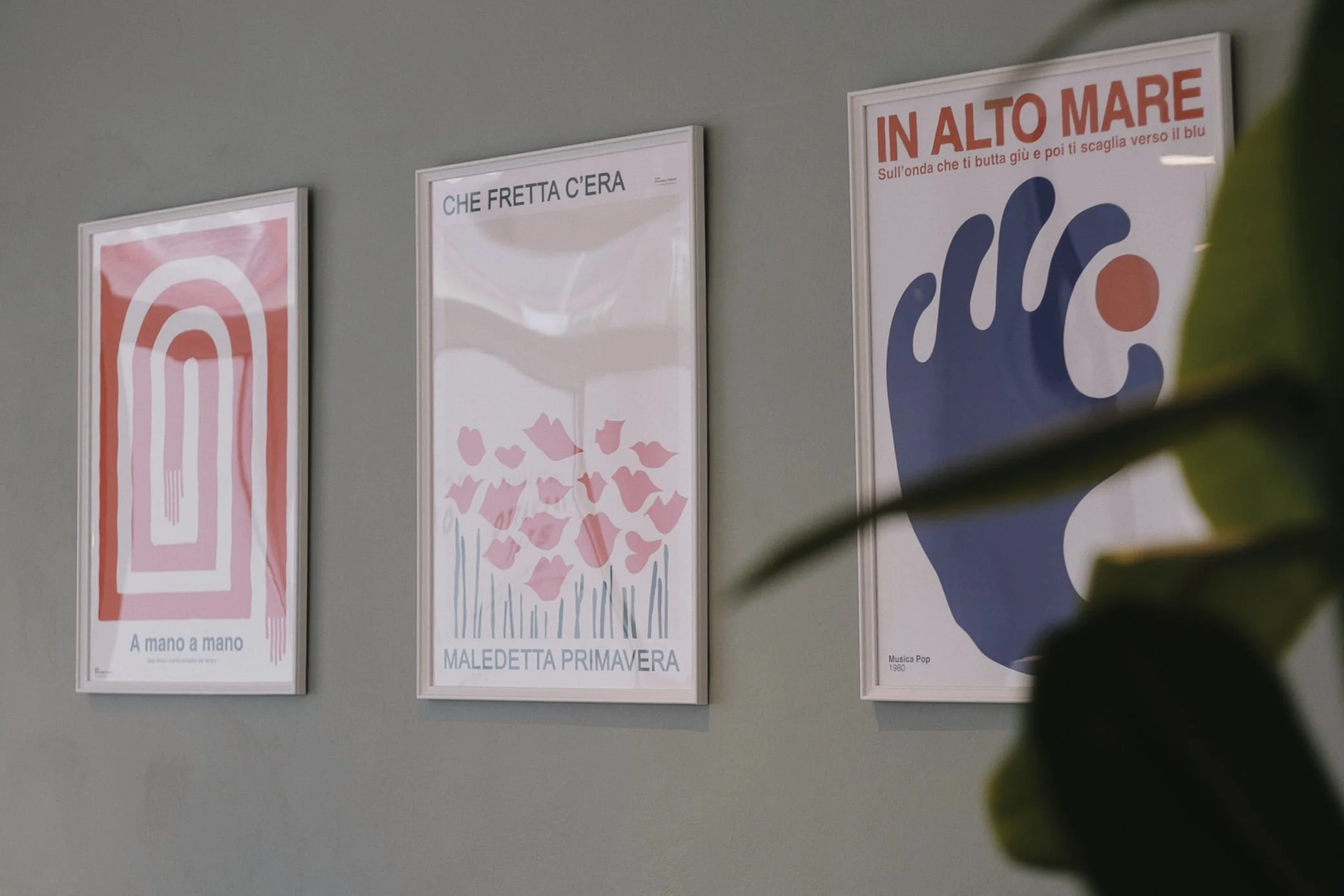 I tre manifesti alla parete salvia dello studio: «A mano a mano», «Maledetta primavera», «In alto mare»