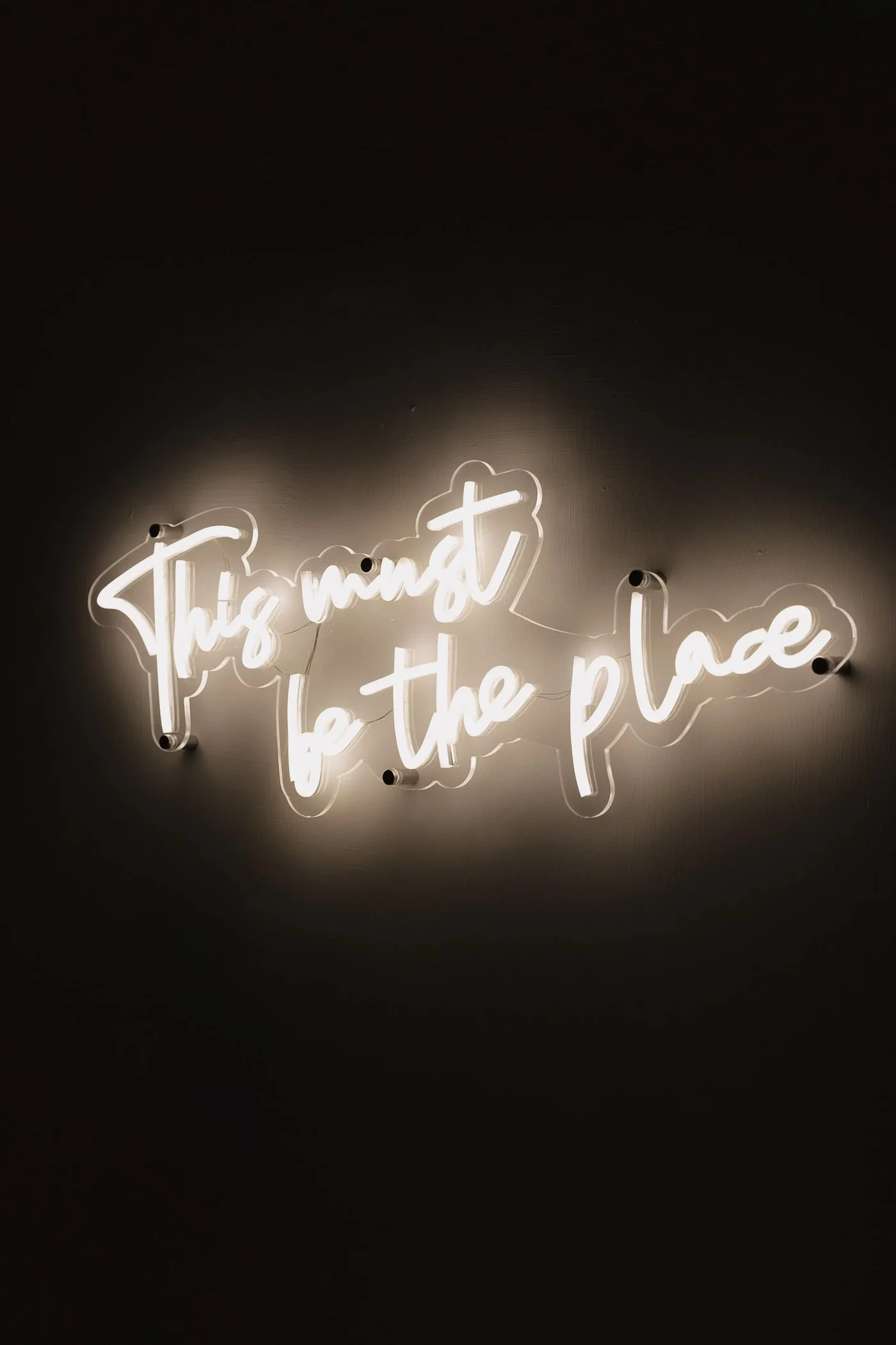 La scritta al neon «This must be the place»