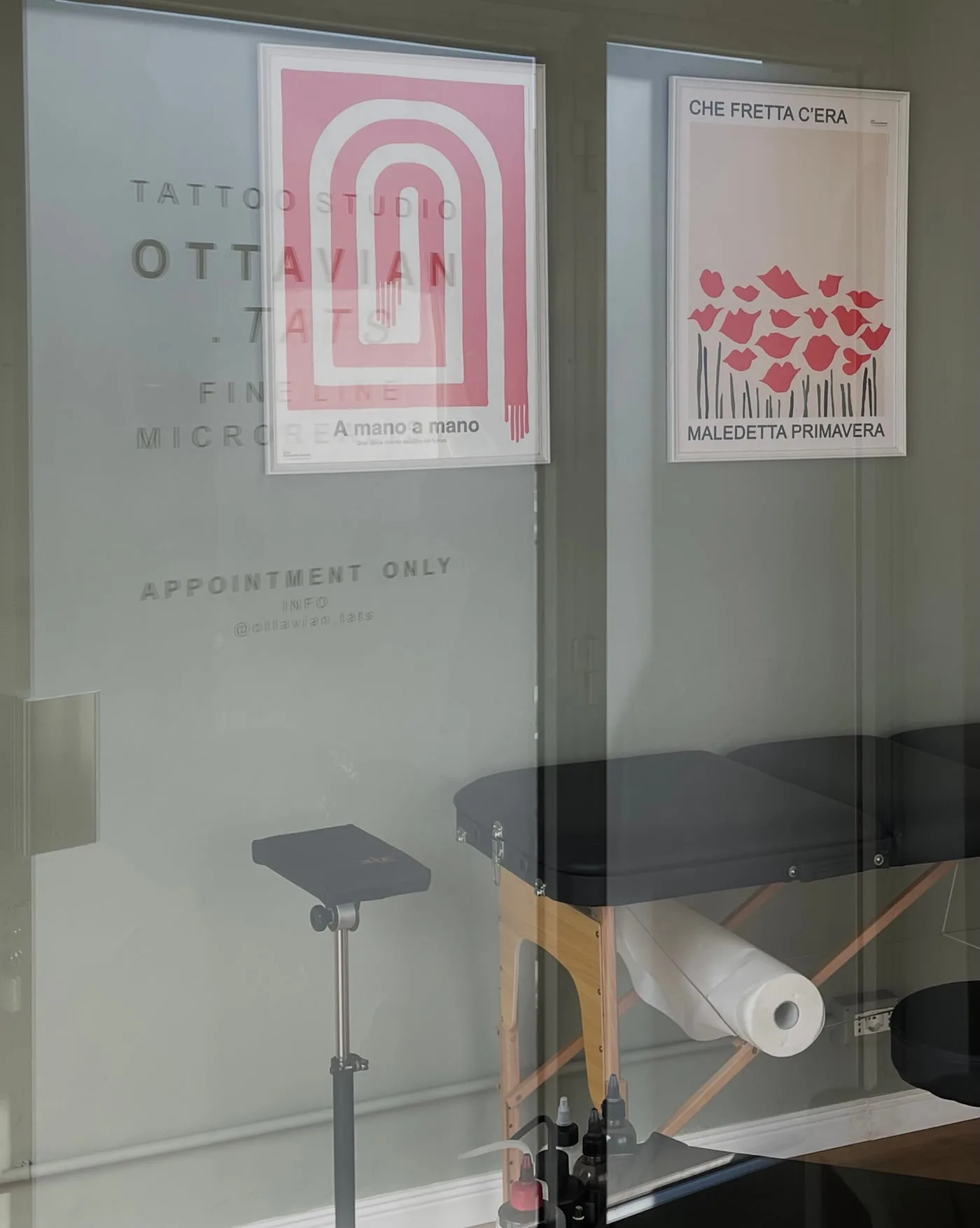 La porta a vetri con i manifesti e il lettino dietro