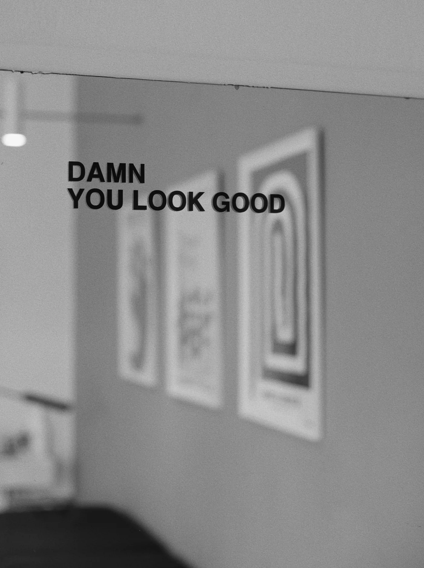 Lo specchio con la scritta «Damn you look good»
